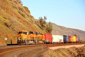 BNSF 8207 West at Lyle