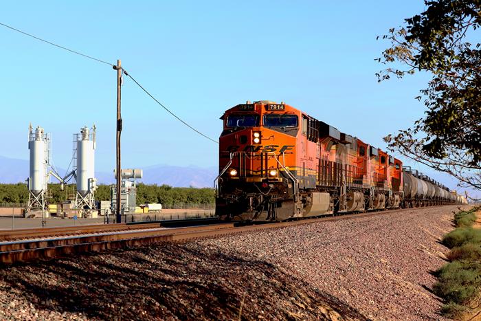 BNSF 7914 Highballs out of Bakersfield