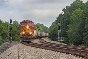 CSX M513-05 glides south at Kelly, KY with a fakebonnet leader.