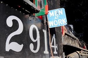 Men at work 2914