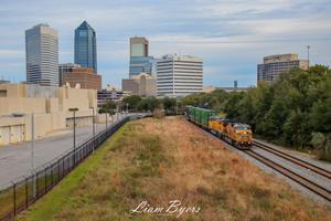 NS 287 heads north on the FEC transfer line