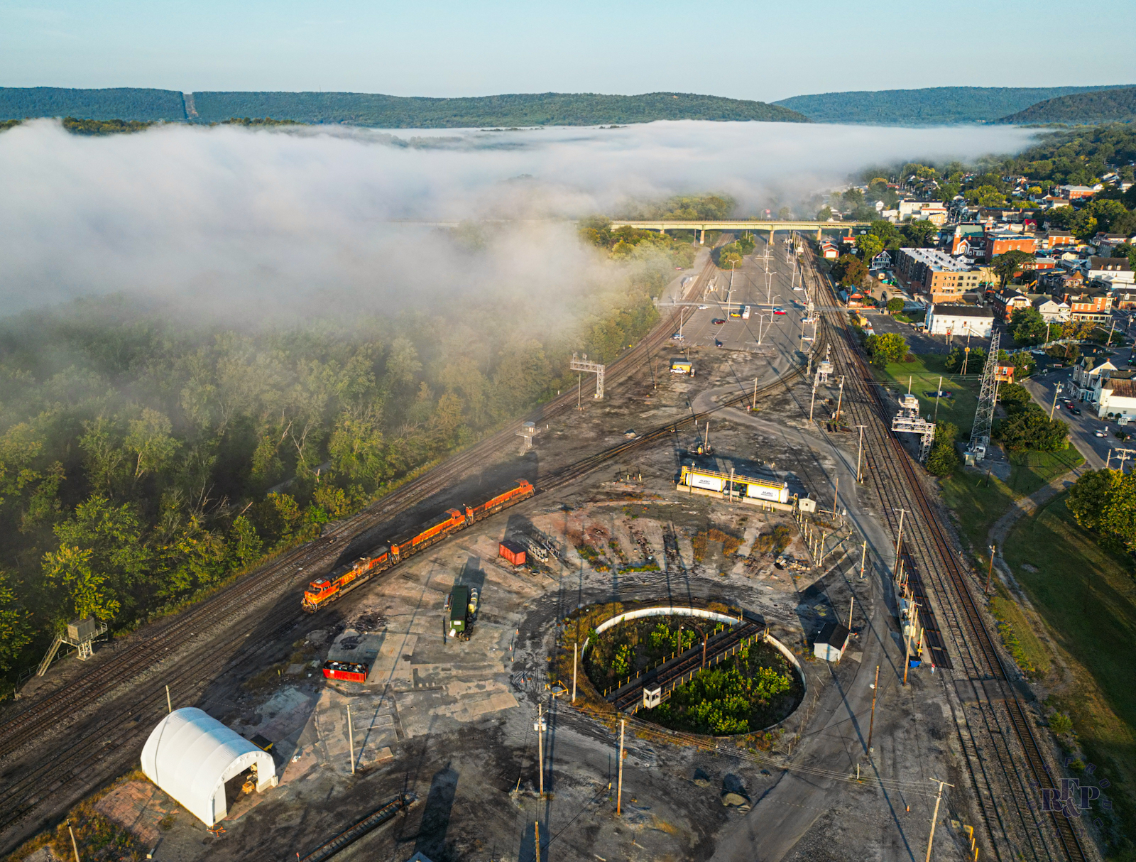 BNSF 5195 is a class GE C44-9W (Dash 9-44CW) and  is pictured in Brunswick, Maryland, USA.  This was taken along the Metropolitan Subdivision on the BNSF Railway. Photo Copyright: RF&P Productions uploaded to Railroad Gallery on 09/16/2024. This photograph of BNSF 5195 was taken on Sunday, September 15, 2024. All Rights Reserved. 