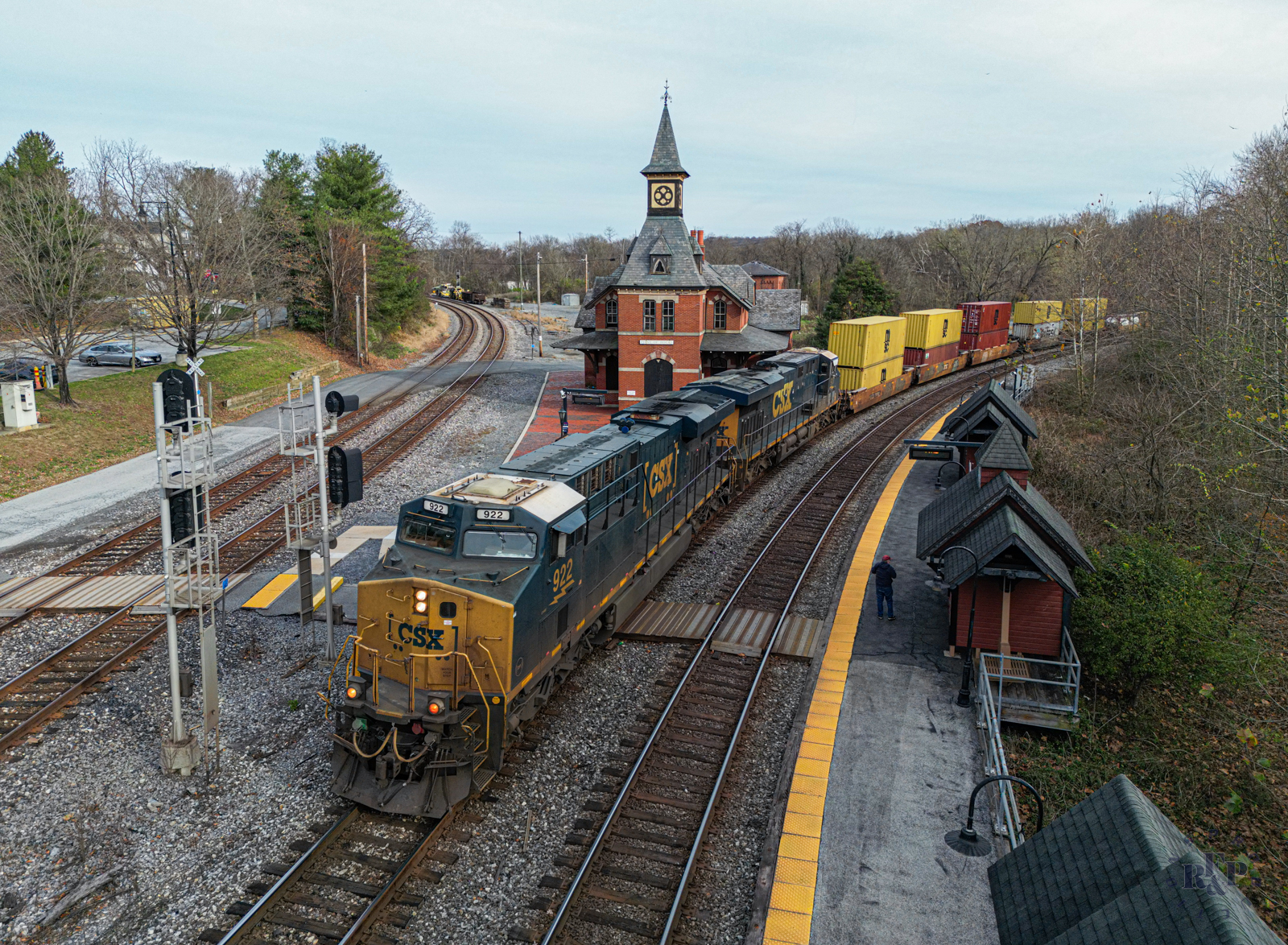 CSXT 922 is a class GE ES44AH and  is pictured in Point of Rocks, Maryland, USA.  This was taken along the Metropolitan Subdivision on the CSX Transportation. Photo Copyright: RF&P Productions uploaded to Railroad Gallery on 11/18/2024. This photograph of CSXT 922 was taken on Sunday, November 17, 2024. All Rights Reserved. 