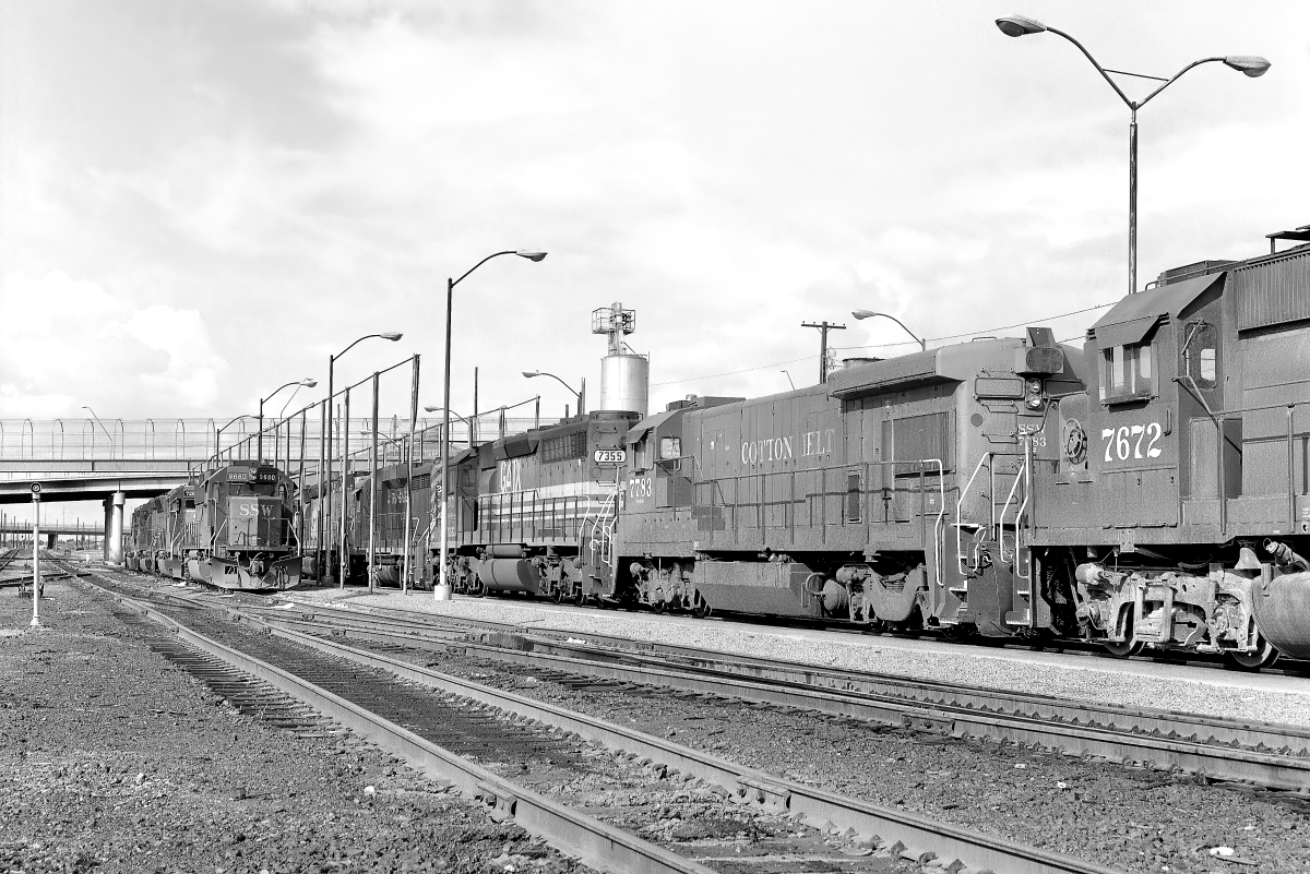 SP 7672 is a class EMD GP40-2 and  is pictured in Tucson, Arizona, USA.  This was taken along the Gila/SP on the Southern Pacific Transportation Company. Photo Copyright: Rick Doughty uploaded to Railroad Gallery on 01/24/2025. This photograph of SP 7672 was taken on Wednesday, December 25, 1991. All Rights Reserved. 