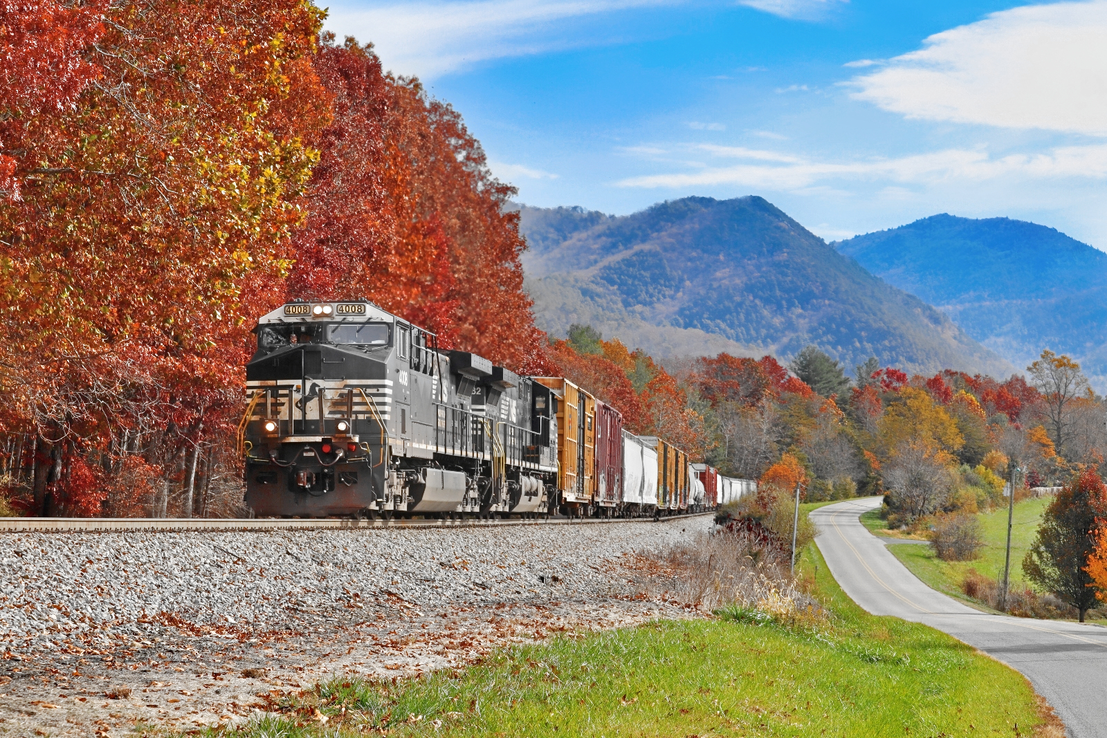 NS 4008 is a class GE AC44C6M and  is pictured in Raphine, VA, United States.  This was taken along the NS Hagerstown District/line on the Norfolk Southern. Photo Copyright: Robby Lefkowitz uploaded to Railroad Gallery on 11/12/2022. This photograph of NS 4008 was taken on Sunday, October 30, 2022. All Rights Reserved. 