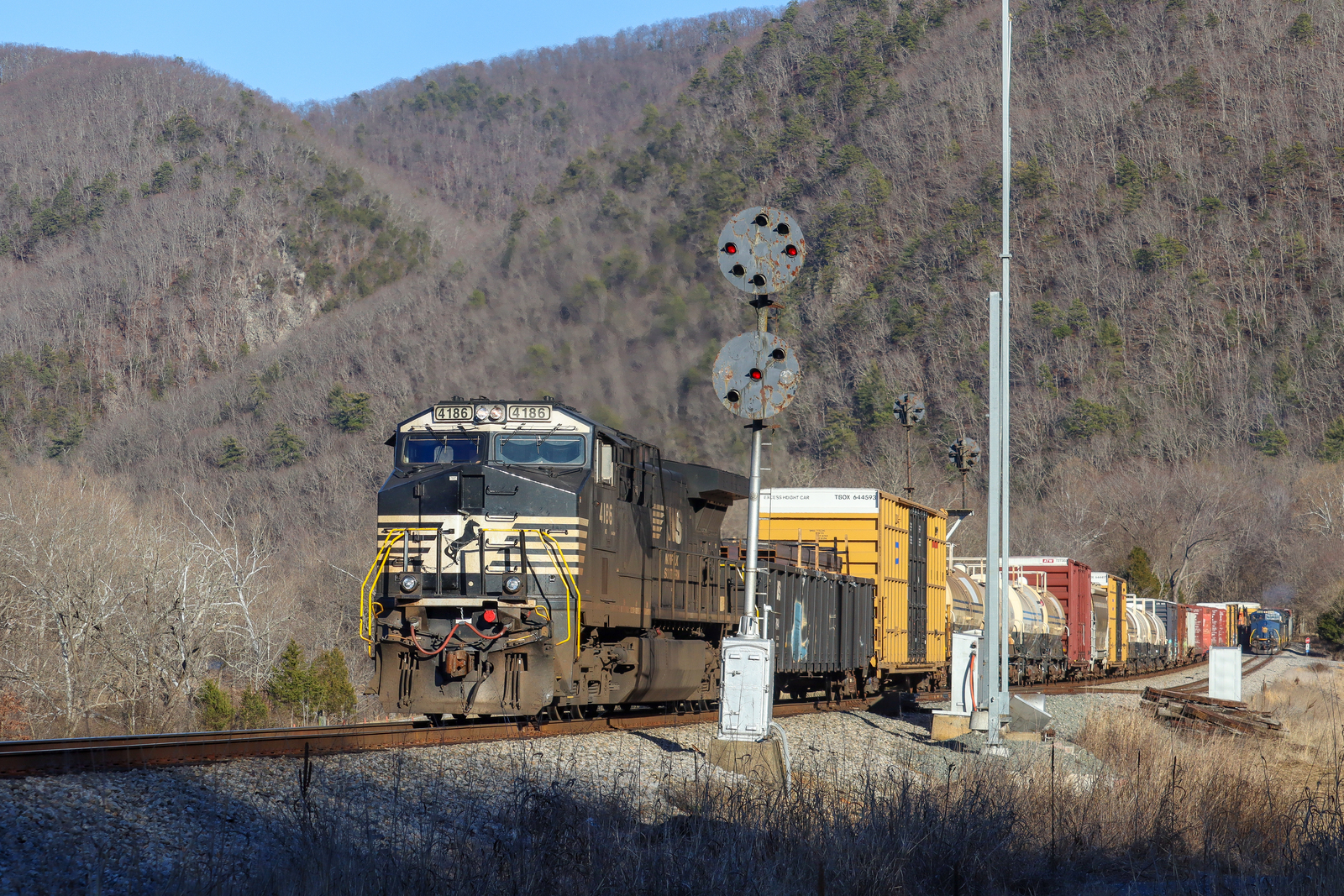 NS 4186 is a class GE AC44C6M and  is pictured in Arcadia, Virginia, USA.  This was taken along the NS Hagerstown District/line on the Norfolk Southern Railway. Photo Copyright: Robby Lefkowitz uploaded to Railroad Gallery on 02/07/2023. This photograph of NS 4186 was taken on Monday, February 06, 2023. All Rights Reserved. 